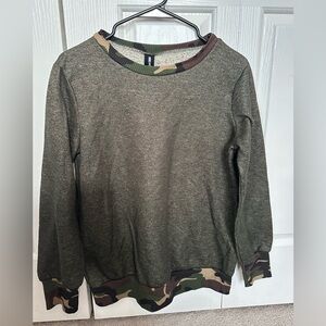 Women’s Agnes & Dora brand sweatshirt size M